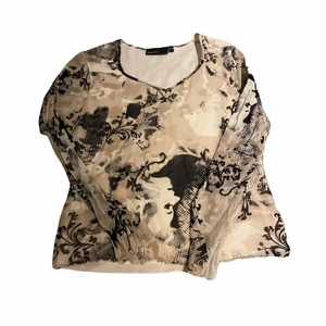 Långärmad topp - Långärmad topp i storlek 46 från Kappahl men sitter dunder på mig som är 38