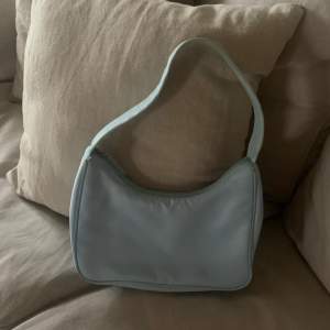 Säljer min ljusblåa handväska ifrån monki som tyvärr inte kommer till användning längre. Köparen står för frakt.❣️