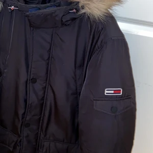 Tommy hilfiger vinterjacka - Ny pris på 2999 och köptes för ett tag sen och har använts en enda gång tills jag insåg den var alldeles för stor och bar aldrig den mer, kom med bud här med!