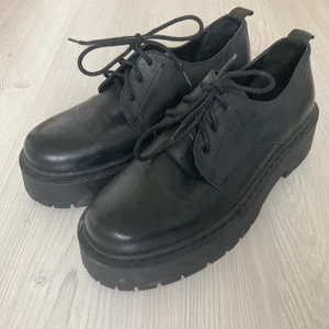 Loafers plattform  - Svarta loafers med lite plattform. Passar till allt. Sl 40 men passar mig perfekt som har 38/39