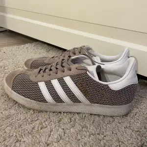 Stilrena adidas skor, är som nya och använda 1-3 gånger men som inte är min stil längre! Köpta för 899kr