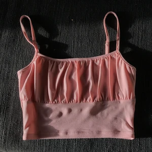 Sommartopp - Superhärlig Sommartopp i en fin rosa som inte blir överdriven. Jag väljer att sälja den då den aldrig kommer till användning av mig💕