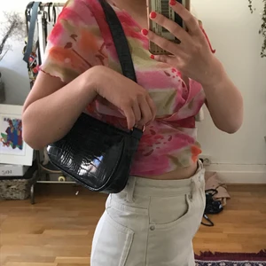 Svart axelväska - Svart axelväska med krokodil mönster köpt från asos 🐈‍⬛👍😎