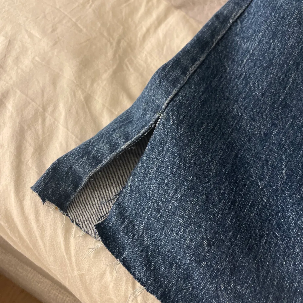 Säljer dessa jeans från bikbok då dom är alldeles för stora, modellen heter Tower Drew och kostar 599, har klippt av dom och gjort en slit på sidan och dom sitter bra i längden på mig som är 169,har storlek 29 vilket motsvarar storlek 40, köparen står för frakt (66 kr). Jeans & Byxor.