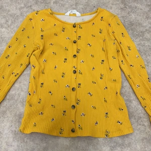 Gul topp - Använd lite, strl 158/164 o passar för dom som har strl xs