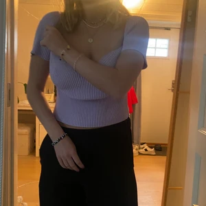 Lila topp från Gina tricot - Söt topp från Gina. St M men passar S beroende på hur stora bröst man har. Den sitter bra på mig som har C kupa som vanlitvis har S i tröjor. Säljer för den inre kommer till användning 
