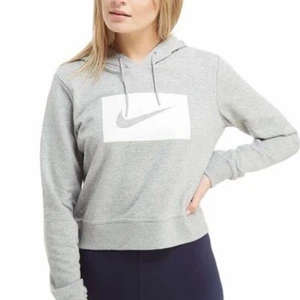 Nike hoodie - Säljer denna sparsamt använda Nike hoodien då den inte kommer till användning! Den är i en croppad modell, perfekt att ha till gymmet eller var att mysa i hemma!!