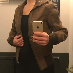 Skinnjacka  - Brun skinnjacka med mockakänsla. Fint skick. Stl 40 men är mer som 38. Jag är 167 cm lång och har stl 38/M. 