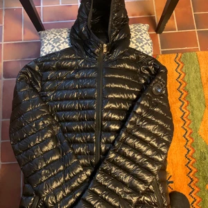 Colmar Jacka - Colmar jacka i jättefint skick. Två innerfickor, svart logo på ärmen samt logotext på luvan.