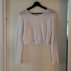 Brandy Melville topp - Vit topp från Brandy Melville. Endast använd 2,3 gånger så den är i gott skick. Står ingen storlek i tröjan men skulle säga att den är en S. 100kr + frakt 💖