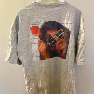 T-shirt klänning med tryck - T-shortjacka klänning med tryck. Storlek 38. Säljer för 40kr + frakt. Totalpris: 66kr