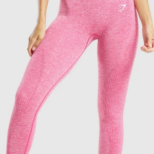 Tights från gymshark  - Säljer ett par rosa tights från gymshark i storlek S, använda ca 2 gånger. (Tightsen är inte lika ljusa i verkligheten som på gymsharks hemsida) 