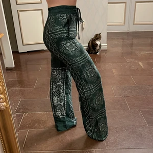 Mönstrade gröna byxor - Snygga gröna, mönstrade, raka byxor i silkesmatrial💚 Sitter bra i midjan & är bekväma överlag💚 Lite långa på mig, men är bara 158💚 Vill att dessa kommer till använding💚 