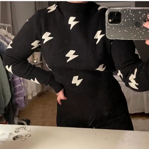 Tröja  - Svart tröja med högre krage och blixtmönster från Shein, strl S!! Aldrig använd endast testad ❤️‍🔥❤️‍🔥❤️‍🔥 120kr+frakt 