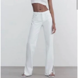 Zara mid Rise jeans blå vit lågmidjade  - Säljer alla dessa tre jeansen. Hör av er ifall ni vill ha fler bilder. De vita kan ni köpa direkt för 250+frakt, de blå zara mid Rise för 290+frakt och  de lågmidjade från kapphal för 150kr+frakt❤️ hör av er med frågor❤️