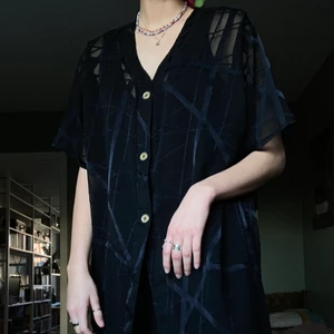 STILIG KIMONO  - snygg och enkel kimono, lätt att styla. köparen står för frakt. kan mötas upp i Göteborg.