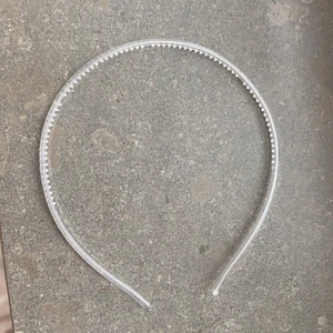 Diadem clear - Ett diadem i färgen clear. Oanvänt. GRTIS FRAKT!!