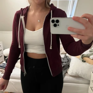 Vinröd kofta - Vinröd kofta med dragkedja, fint skick 