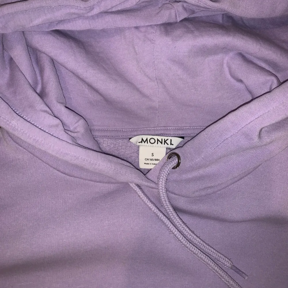 En superfin lila hoodie från monki! superfint skick💜💜💜. Hoodies.
