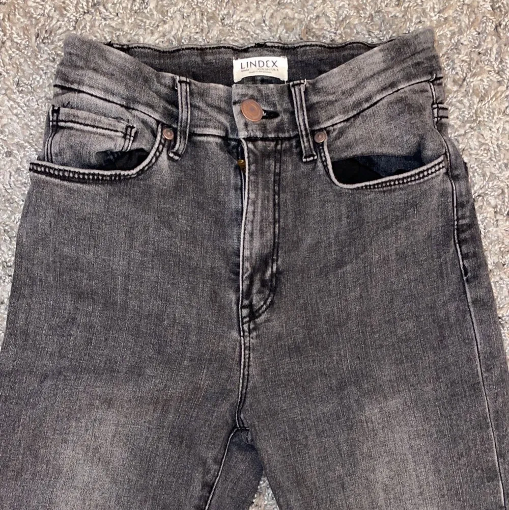 Säljer mina gråa jeans från Lindex i storlek 34 som bara är använda ett fåtal gånger. Pris: 100kr. . Jeans & Byxor.