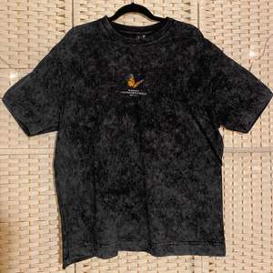 Oversized t-shirt från märket ”Good for Nothing” köpt på zalando. Unisex storlek M men sitter som en L/XL på mig som brukar ha S/M. Helt oanvänd med prislapp kvar.