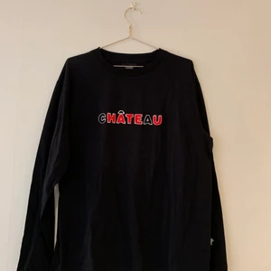 Long sleeve t-shirt from Château - Nerver worn with tag. If your not in Stockholm I can send the item and I will add shipping costs. 