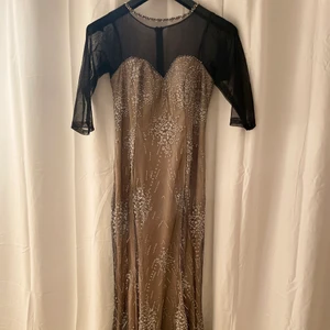 Festklänning  - För mer information/ frågor skriv dm vid seriöst intresse 