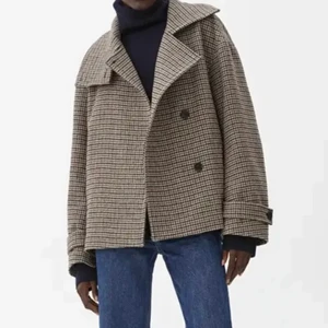 Arket jacka  - Snygg och slutsåld jacka från arket! Sitter oversized på mig som brukar ha Small! Kan tänka mig byta mot en mindre storlek (36-38)❤️