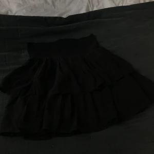 Volangkjol storlek 170 - intressekoll på min volangkjol från kappahl i storlek 170, passar ungefär XS/S! den är använd under 2 tillfällen