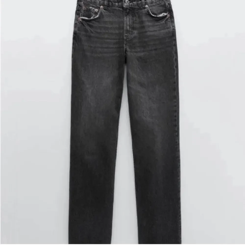 Supersnygga gråa midrise jeans från Zara, 🤩helt slutsålda och väldigt eftertraktade Inte avklippta och knappt använda så de är i toppen skick! 🤩Lånade bilder men kan skicka egna om det önskas Köpare står för frakt KÖP DIREKT: 900kr✨⭐️❤️💕. Jeans & Byxor.