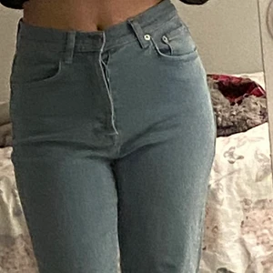 Raka jeans  - Ett par knappt använda jeans från NA-KD i nyskick, säljer även dessa fast svarta iprincip lika mycket anväda som de blå. Hör av vid intresse💕