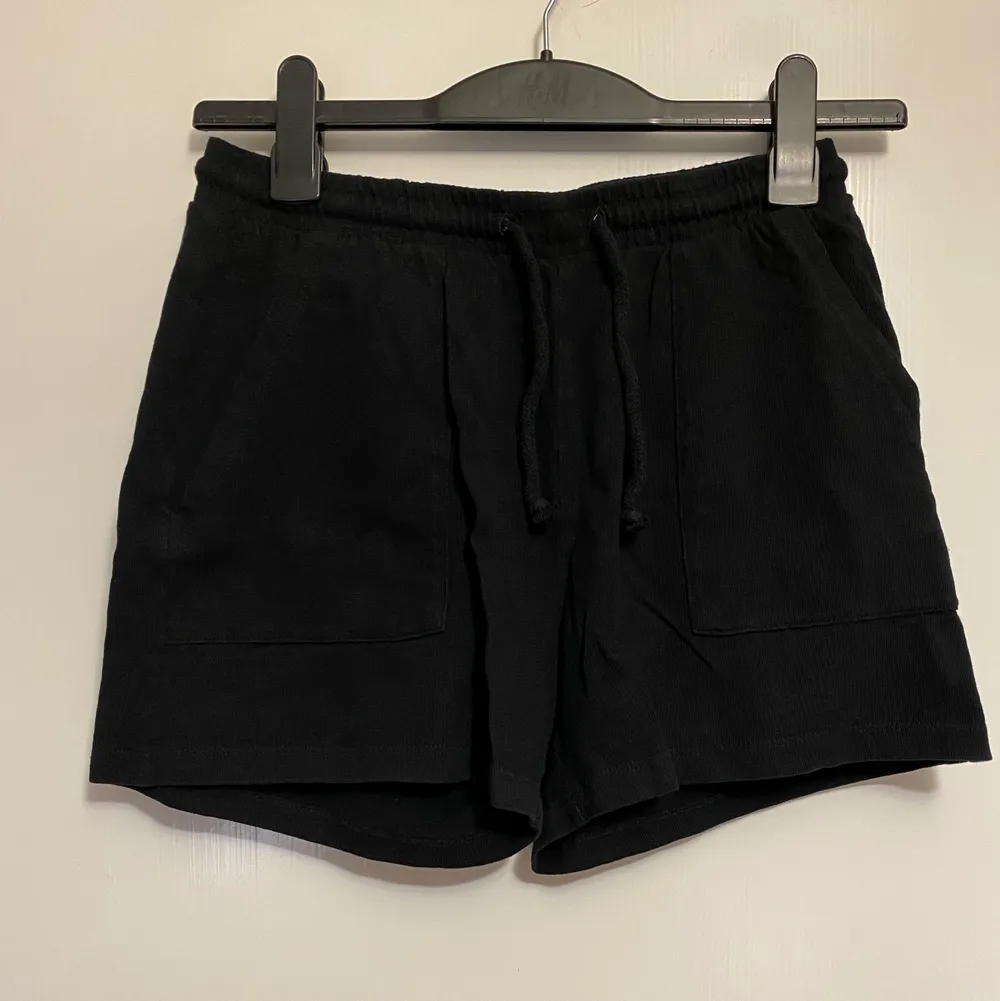 Svarta Shorts från New Yorker, storlek M. Fickor på sidorna. Luftiga, sköna/mys shorts. Använt tidigare 2 gånger.. Shorts.