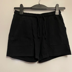 Shorts - Svarta Shorts från New Yorker, storlek M. Fickor på sidorna. Luftiga, sköna/mys shorts. Använt tidigare 2 gånger.