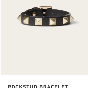 Valentino armband  - Instressekoll‼️ as snyggt och ser nytt ut köpte de på Nk för ett år sen❤️ sparsamt använt❤️buda❤️ BUD PÅ 1200❤️