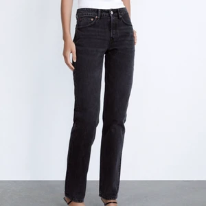 Zara mid rise - Mid rise straight jeans från zara i storlek 36🤍säljer blåa likadana också🤍helt slutsålda på hemsidan