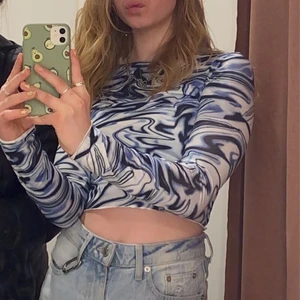  shein tröja   - cool tröja från shein. har typ ett bikini material (?) och den är tunn! sparsamt använd 