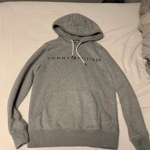 Tommy hilfiger hoodie  - -Skick 8/10   -Retail 1199 (boozt)   - vårt pris 299