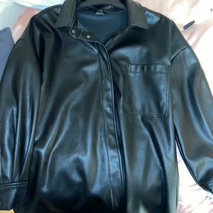 Skinnjacka gina  - Världens snyggaste skinnjacka/skjorta från ginatricot i strl 40. Knappt använd då den är för stor för mig, köpt för typ 500kr, säljer för 250+frakt. 