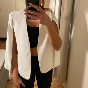 Zara kavaj - Festlig vit kavaj från zara  Fint skick, inga fläckar eller skavanker! Storlek M