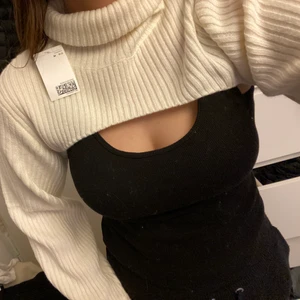 Croppad tröja - Säljer en skitsnygg croppad tröja i storlek M! Slutsåld, alla lappar finns kvar. Pm för frågor och fler bilder💕 BUD: 200kr+frakt