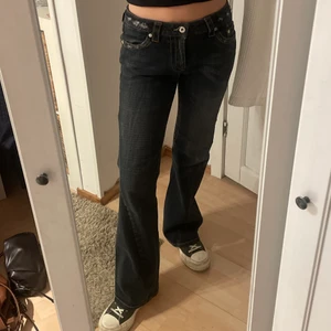 Jeans RETRO FOX, strl 7/8 (xs) - Coola lågmidjade jeans köpta på second hand, storlek 7/8 vilket passar mig perfekt som vanligtvis har storlek xs i jeans🥰 Bra skick!💗