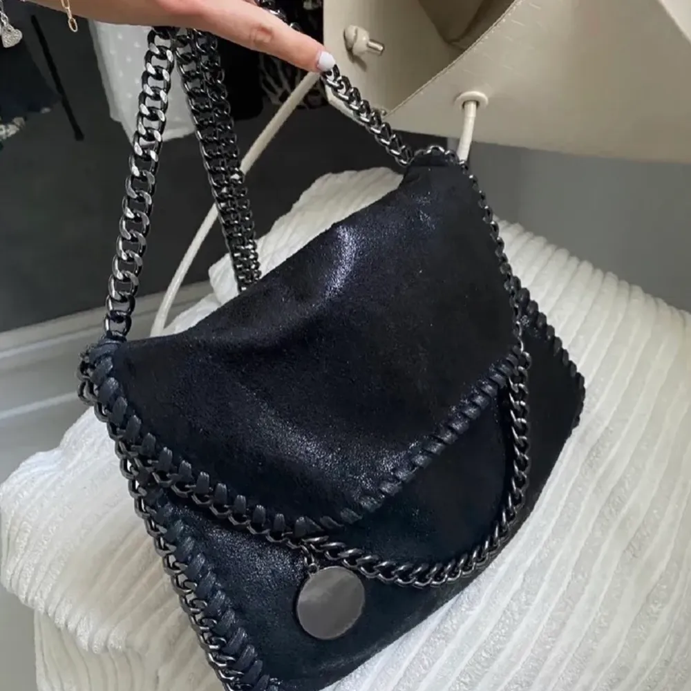 Superfin Stella McCartney liknande väska🤍 Aldrig använd så är i helt perfekt nyskick! Budgivning eller köp direkt för 450🤍 Längden på kedjan är så att väskan hamnar vid höften om man har den över kroppen, men man kan också göra den kortare🤍🤍 Liten/mellan. Väskor.