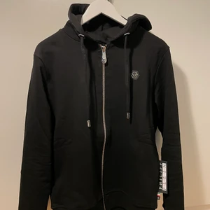 Philipp plein hoodie - Säljer min hoodie som jag ej vill ha längre, storlek S kan nog passar M också. 10000kr nya säljer för 3000kr. Kvitto finns, bytes kan komma med förslag.