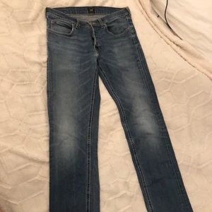 Lee jeans - Fina lee jeans, lite osäker på storleken så kom privat för mått💜💜 