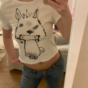 Liten t-shirt med tryck - T-shirt med coolt tryck i ”baby-tee” / y2k modell. Älskar men använder inte längre. I bra skick 🤝