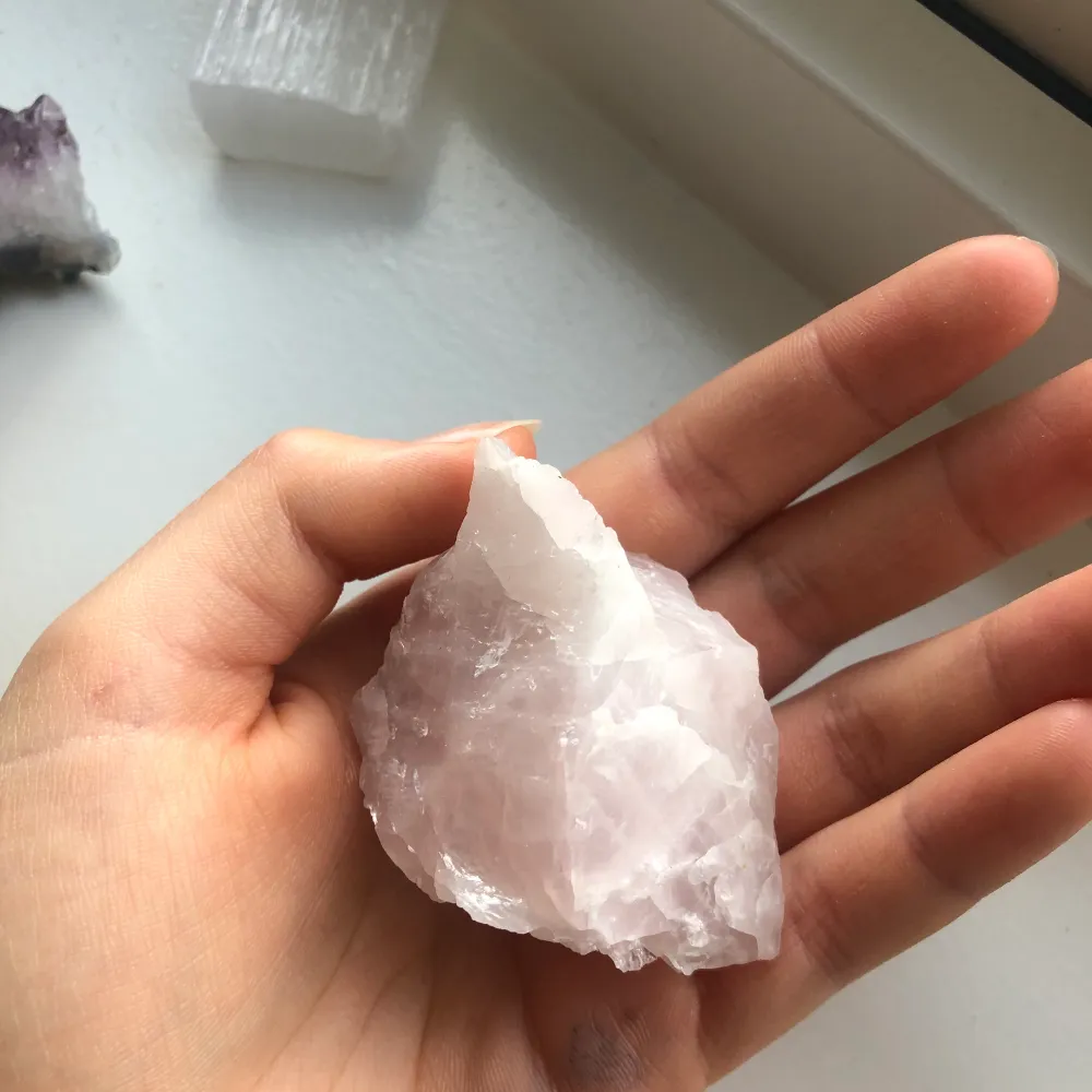 En ädelsten, kristall. En rosen kvarts eller rose quartz❤️Köpte i en kristall affär på öland❤️Den kostar 40kr + frakt/26kr, alltså 66kr sammanlagt❤️Om ni har några frågor så får ni gärna ställa de.. Övrigt.