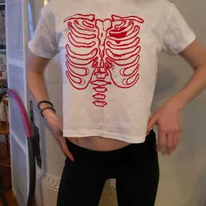 Skelett T-shirt  - Cool tshirt som jag aldrig använt. passar mig som är m men även xs och s😁