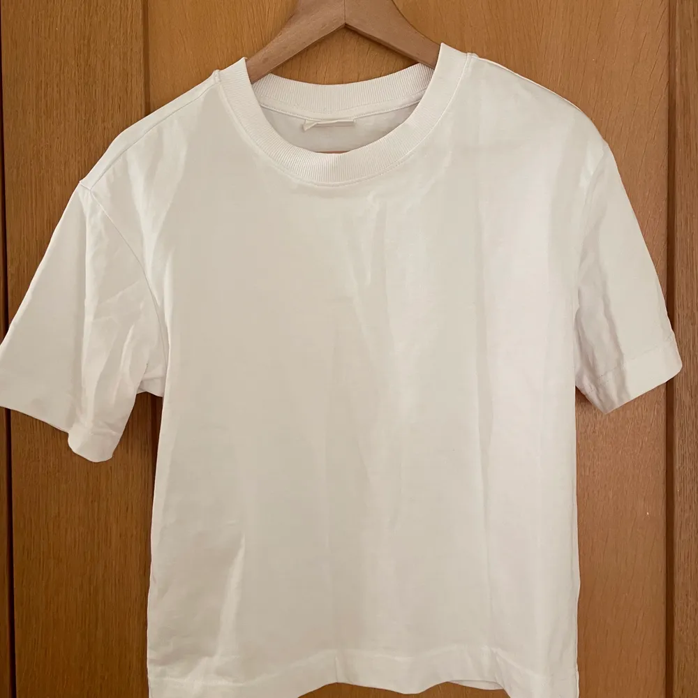 Vit T-shirt från gina. Storlek xs (oversized) Pris:90kr +frakt. T-shirts.