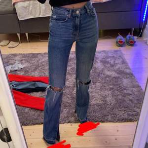 Snygga jeans från Bershka som tyvärr ej passar längre❤️ köpta för 359 men säljer för 200 💕