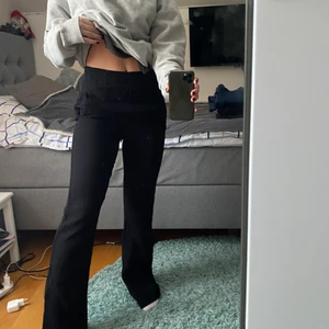 Kostymbyxor - Svarta kostymbyxor från zara med struktur i tyget. As snygga men aldrig använda💞 Passar Xs-s skulle jag säga!